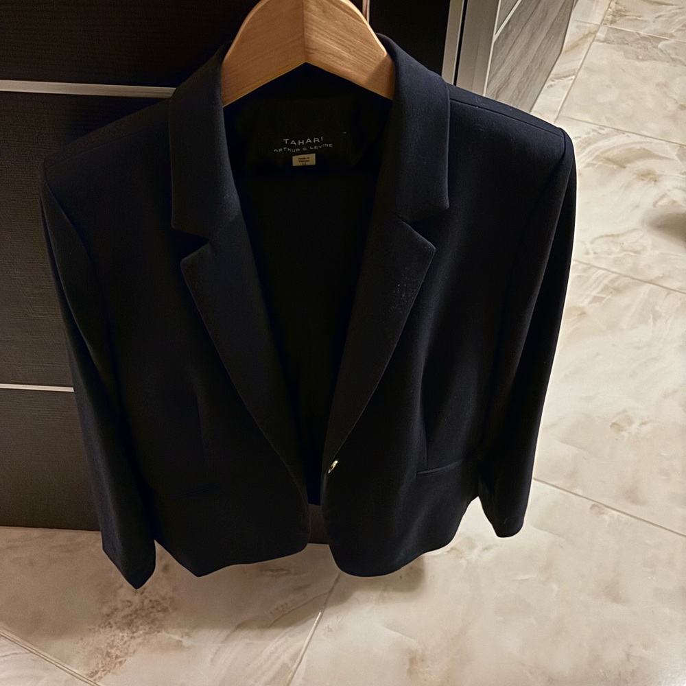 Tahari full suit top and bottom excellent condition
